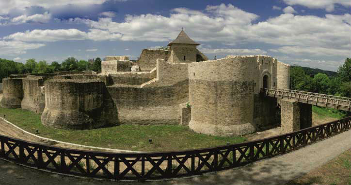 tomorrow crack Bee O lecție de istorie la Cetatea de Scaun a Sucevei